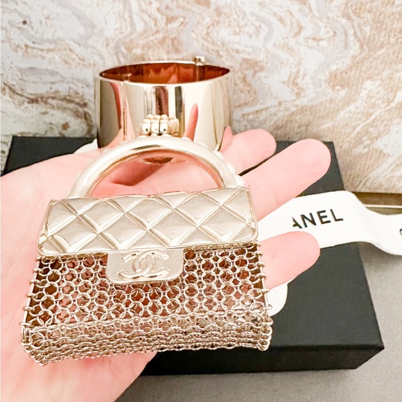 RUNWAY! Ltd Edition! Chanel Gold Metal Micro Pearl Bag Cuff - Picture 4 of 15